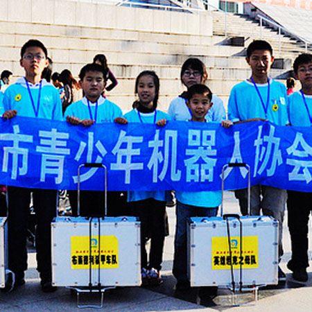 北京WRO2011首战成功，队员取得优异成绩。